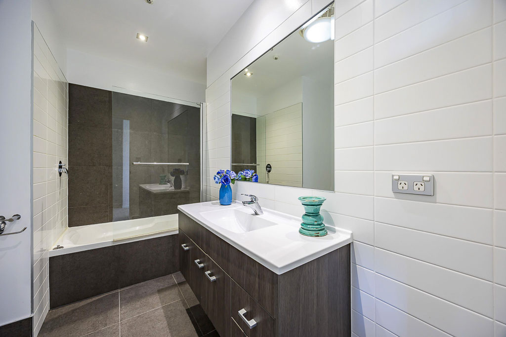 Stylish main bathroom in Albany North Shore home featuring double vanity, large mirror, and modern fixtures – ready for family living.