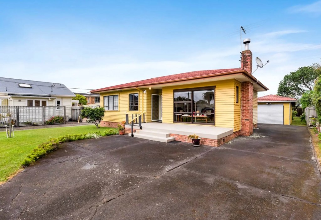 Single-level Takapuna home with driveway and garage, marketed by Real Estate Agent Takapuna Michael Hossaini.